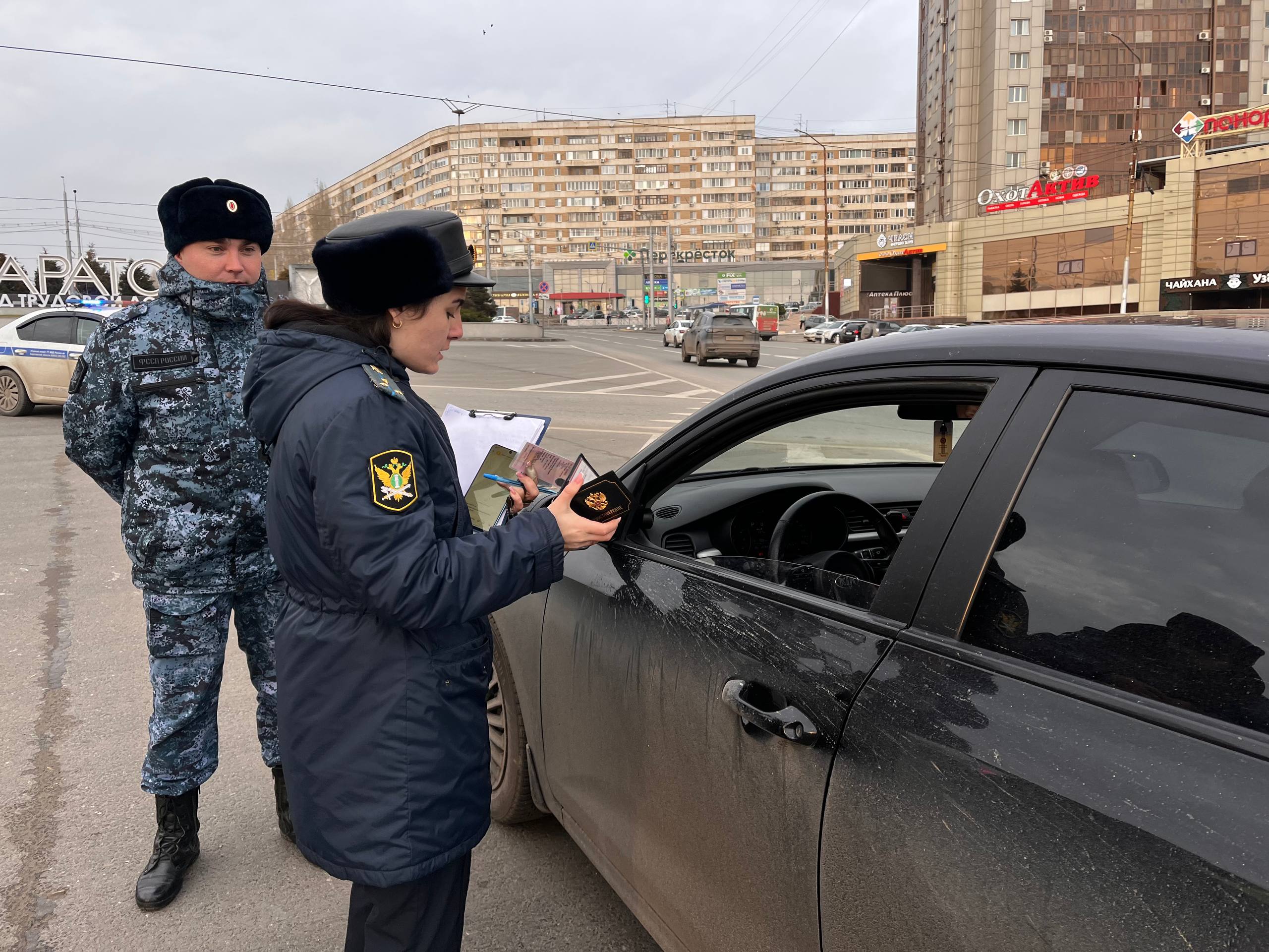 Саратовские приставы поймали на Славянской площади злостных должников